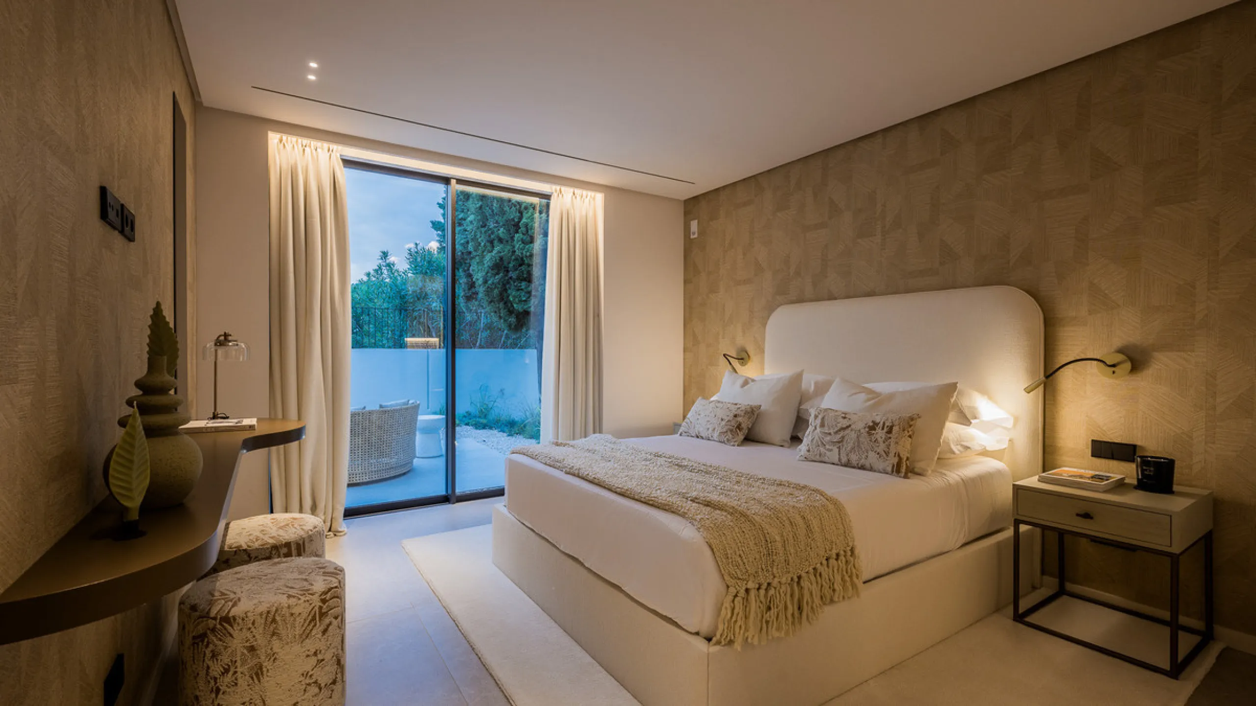 House - Detached Villa в продаже в Marbella, Málaga. В доме 4 спален и 6 ванных комнат. Площадь дома 408 м². Площадь участка 960 м²