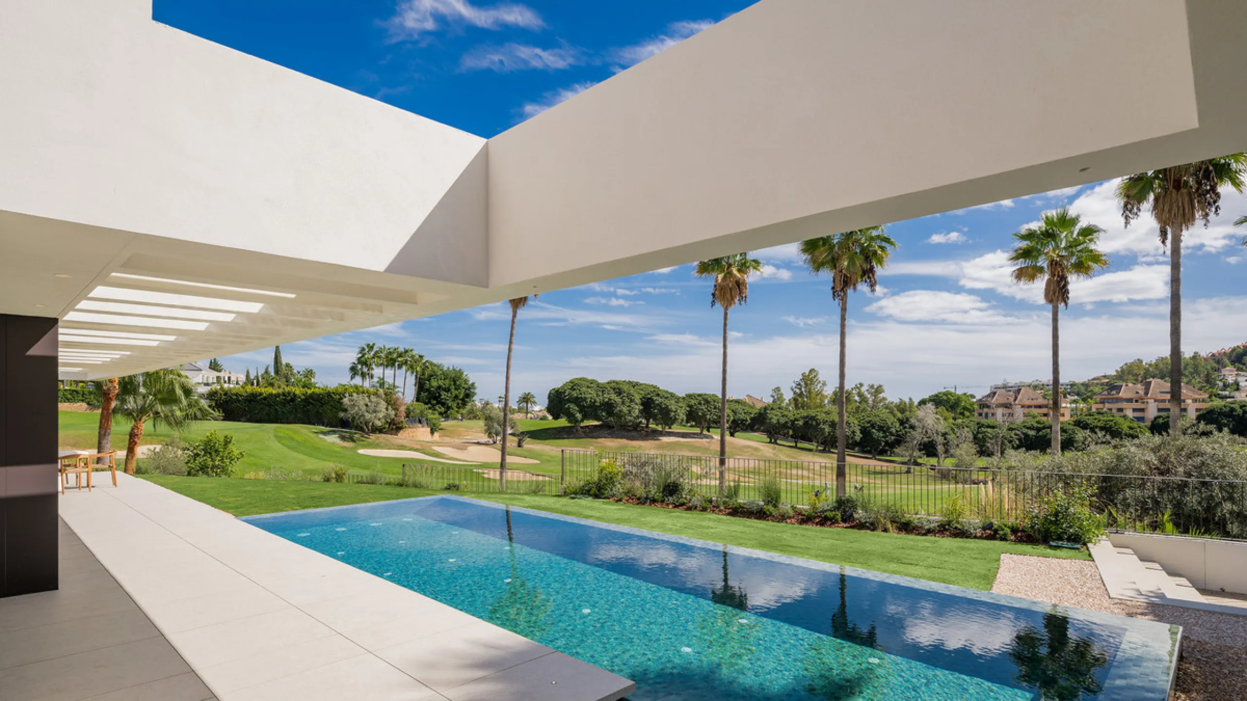 House - Detached Villa в продаже в Marbella, Málaga. В доме 4 спален и 6 ванных комнат. Площадь дома 408 м². Площадь участка 960 м²