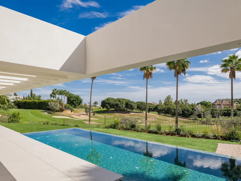 House - Detached Villa в продаже в Marbella, Málaga. В доме 4 спален и 6 ванных комнат. Площадь дома 408 м². Площадь участка 960 м²