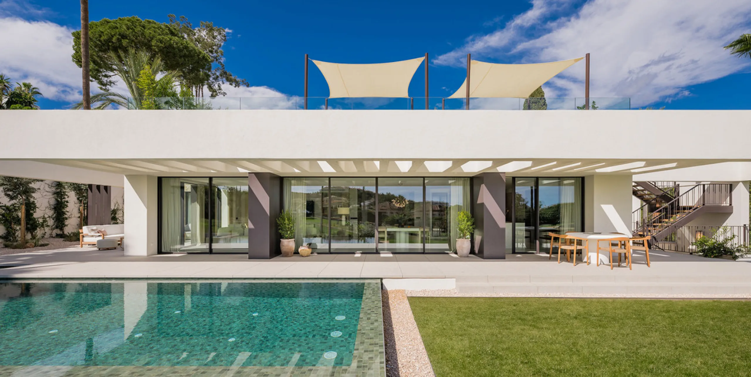 House - Detached Villa в продаже в Marbella, Málaga. В доме 4 спален и 6 ванных комнат. Площадь дома 408 м². Площадь участка 960 м²