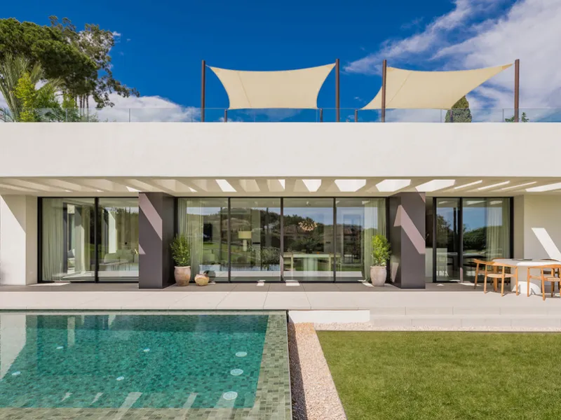 House - Detached Villa в продаже в Marbella, Málaga. В доме 4 спален и 6 ванных комнат. Площадь дома 408 м². Площадь участка 960 м²