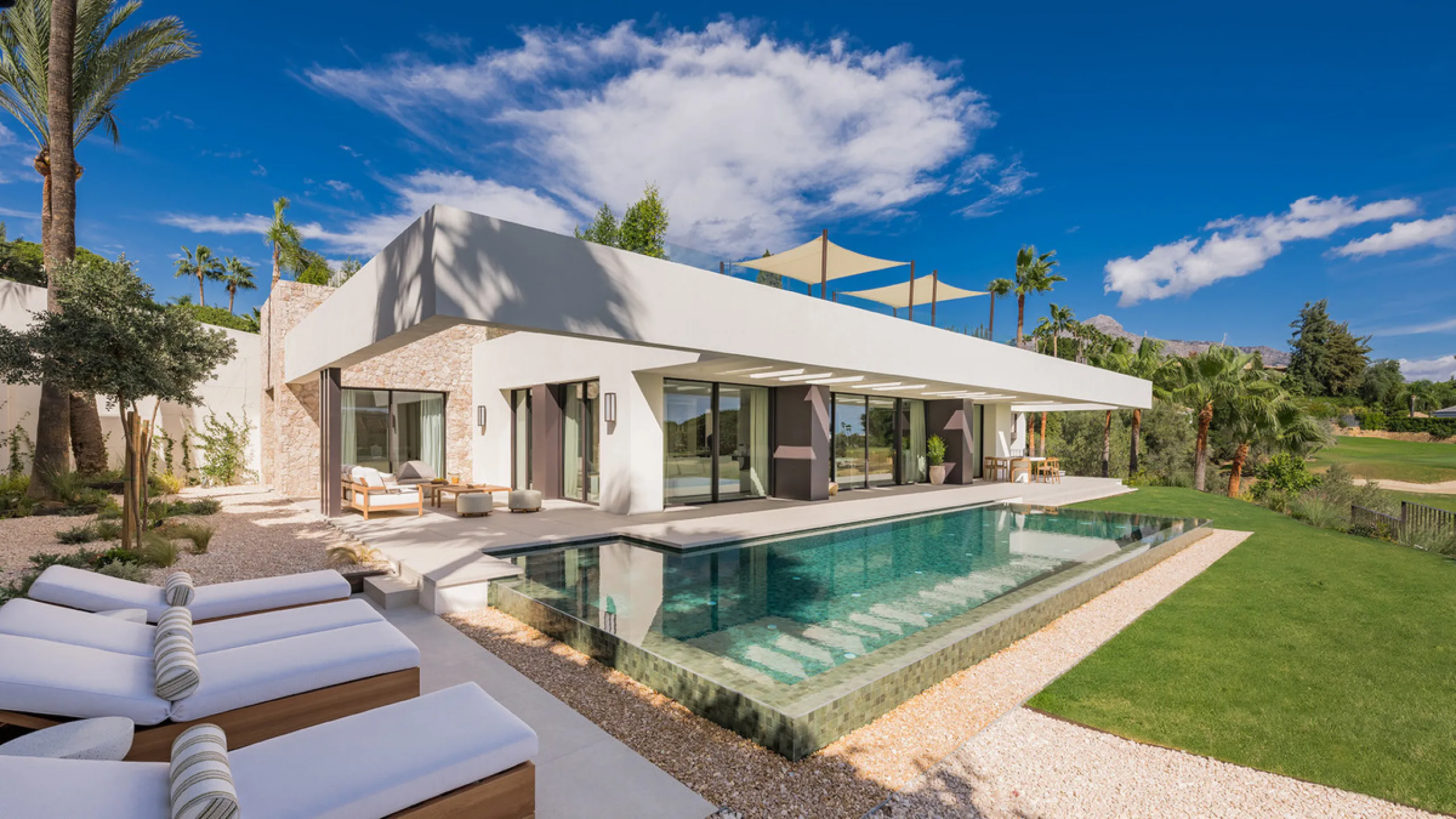 House - Detached Villa в продаже в Marbella, Málaga. В доме 4 спален и 6 ванных комнат. Площадь дома 408 м². Площадь участка 960 м²