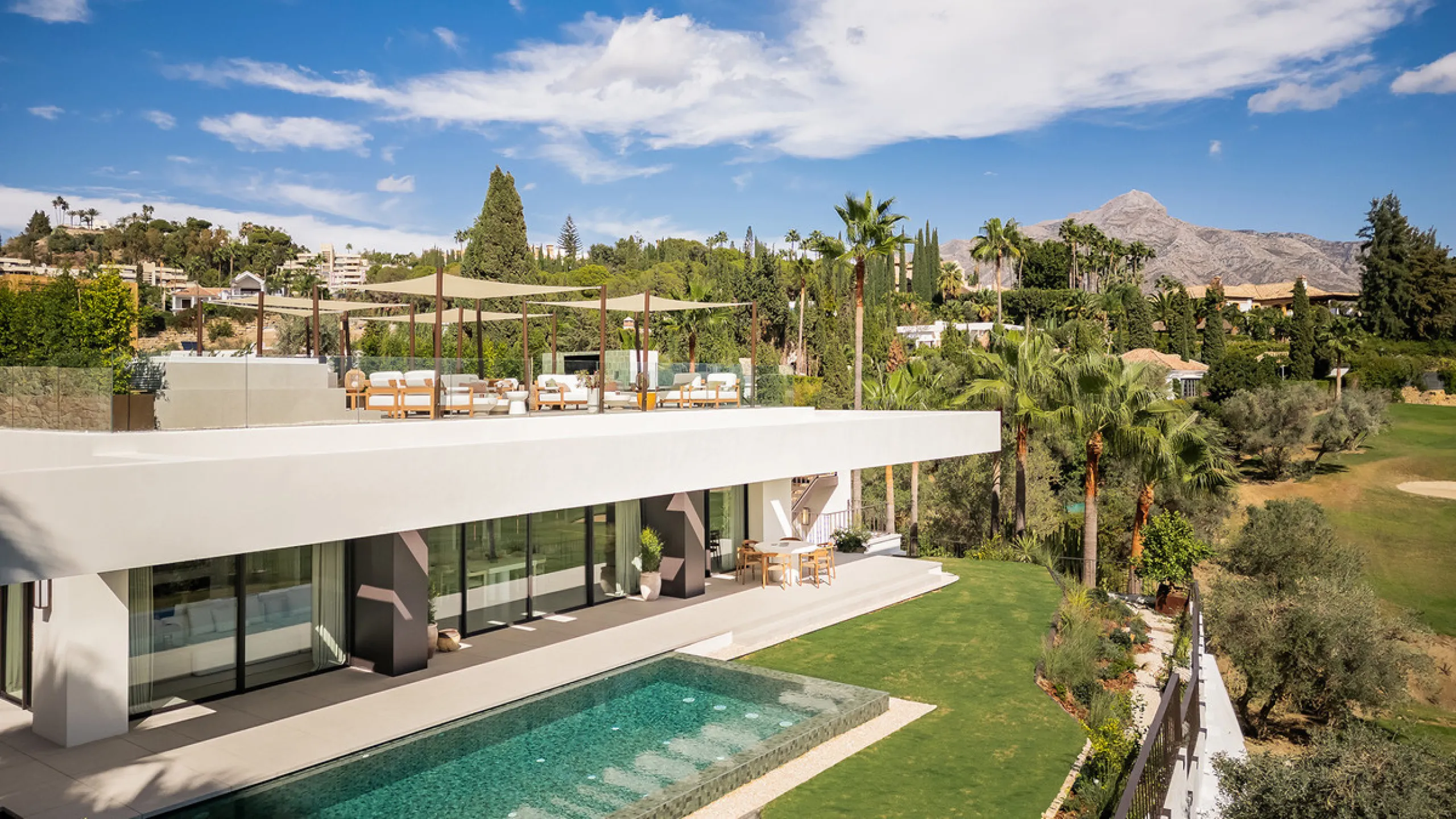 House - Detached Villa в продаже в Marbella, Málaga. В доме 4 спален и 6 ванных комнат. Площадь дома 408 м². Площадь участка 960 м²