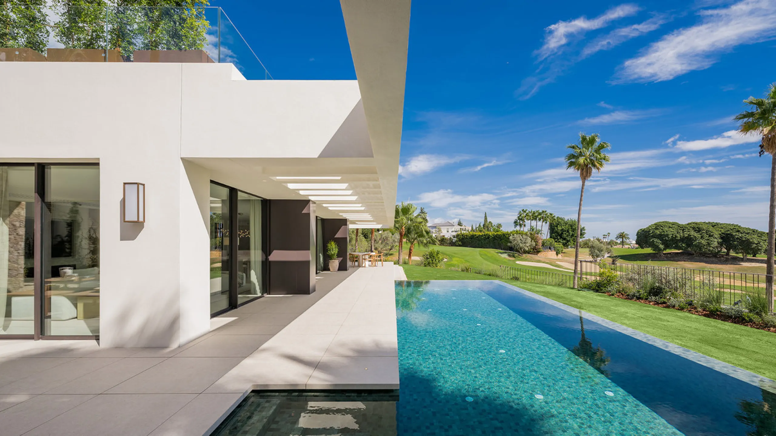 House - Detached Villa в продаже в Marbella, Málaga. В доме 4 спален и 6 ванных комнат. Площадь дома 408 м². Площадь участка 960 м²