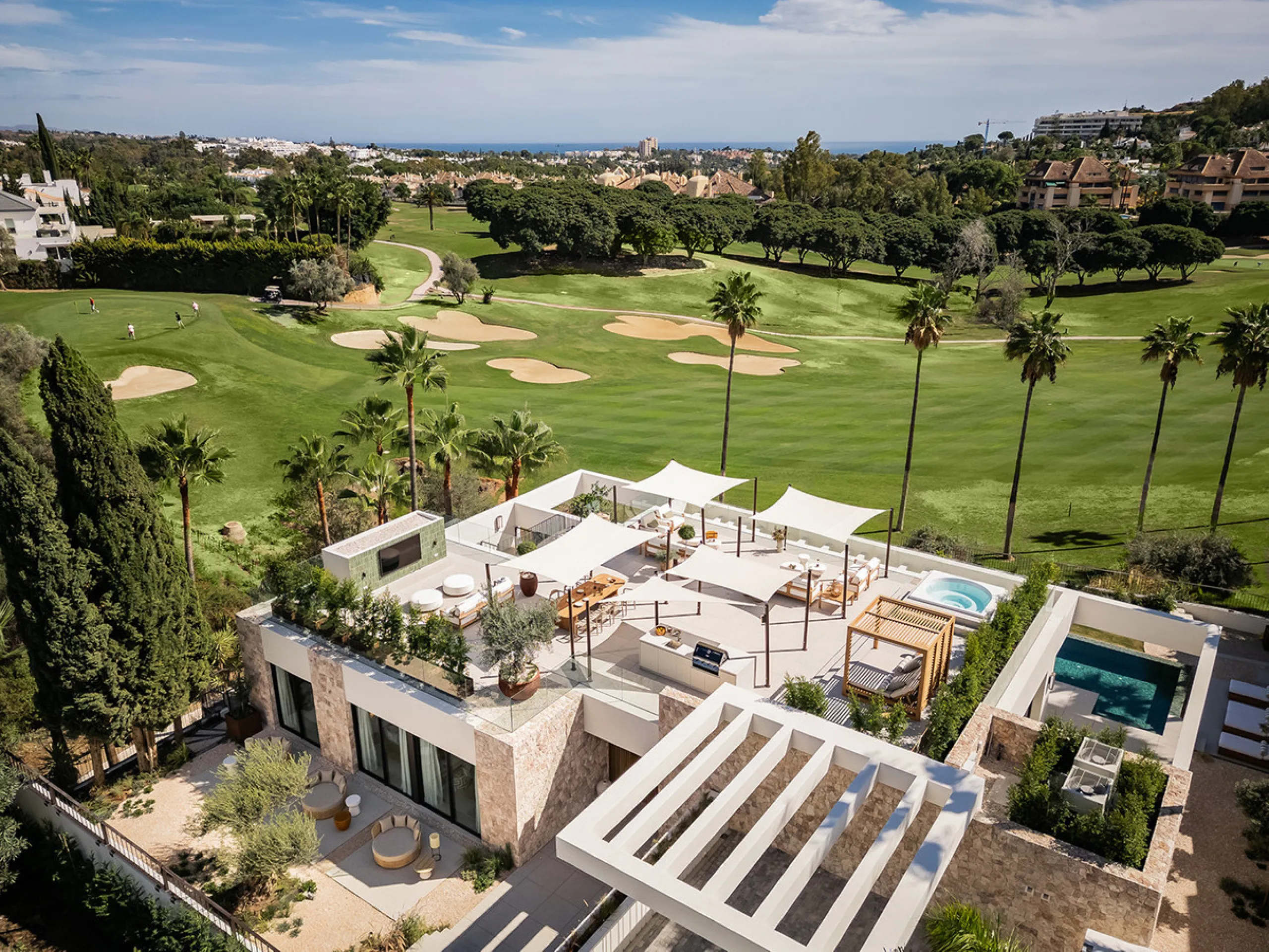 House - Detached Villa в продаже в Marbella, Málaga. В доме 4 спален и 6 ванных комнат. Площадь дома 408 м². Площадь участка 960 м²