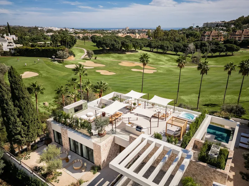 House - Detached Villa в продаже в Marbella, Málaga. В доме 4 спален и 6 ванных комнат. Площадь дома 408 м². Площадь участка 960 м²