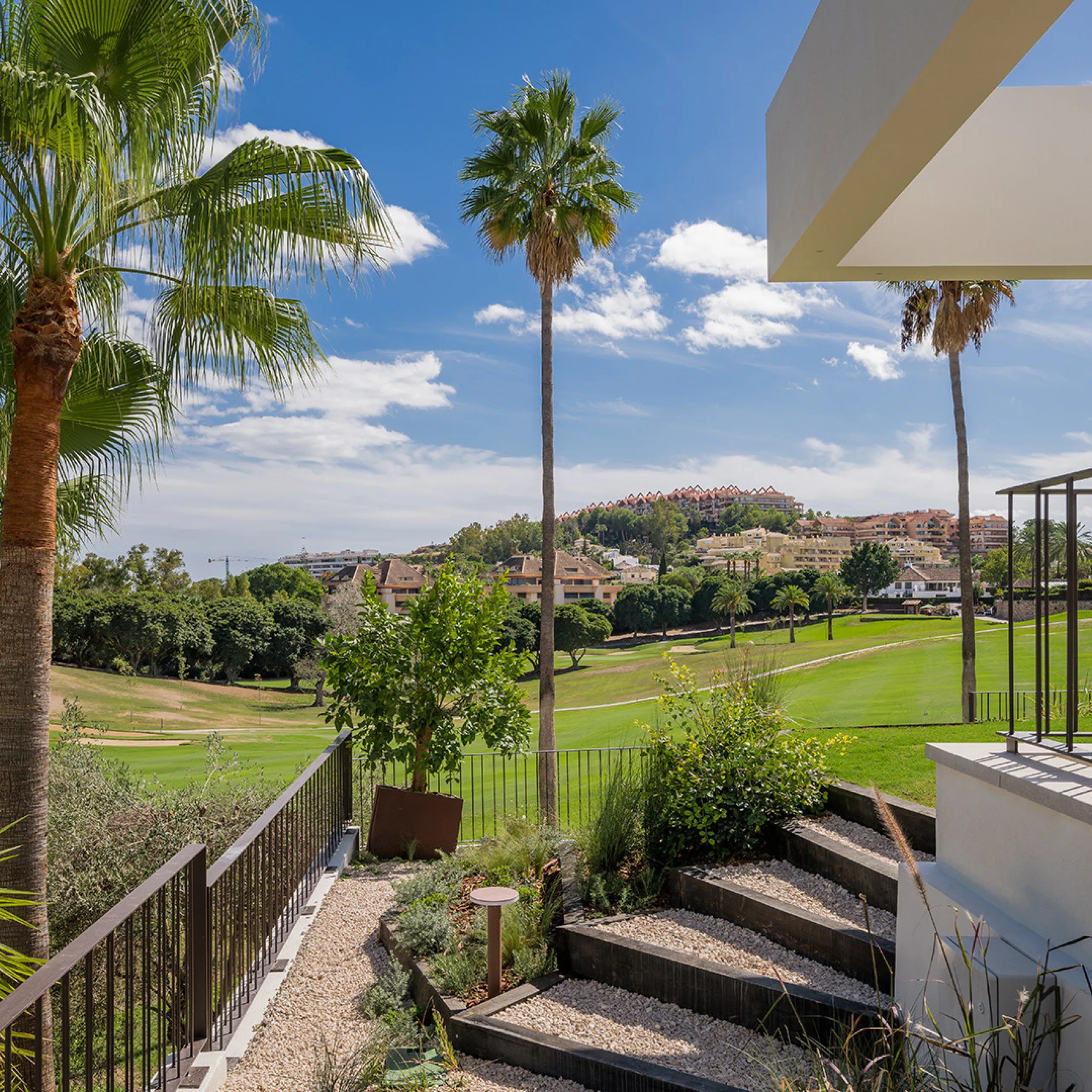 House - Detached Villa в продаже в Marbella, Málaga. В доме 4 спален и 6 ванных комнат. Площадь дома 408 м². Площадь участка 960 м²