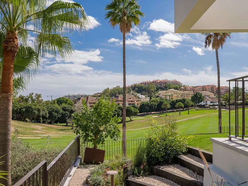 House - Detached Villa в продаже в Marbella, Málaga. В доме 4 спален и 6 ванных комнат. Площадь дома 408 м². Площадь участка 960 м²