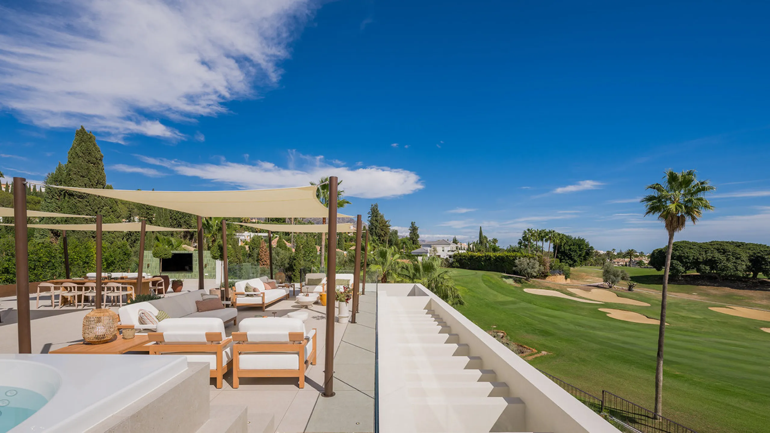 House - Detached Villa в продаже в Marbella, Málaga. В доме 4 спален и 6 ванных комнат. Площадь дома 408 м². Площадь участка 960 м²