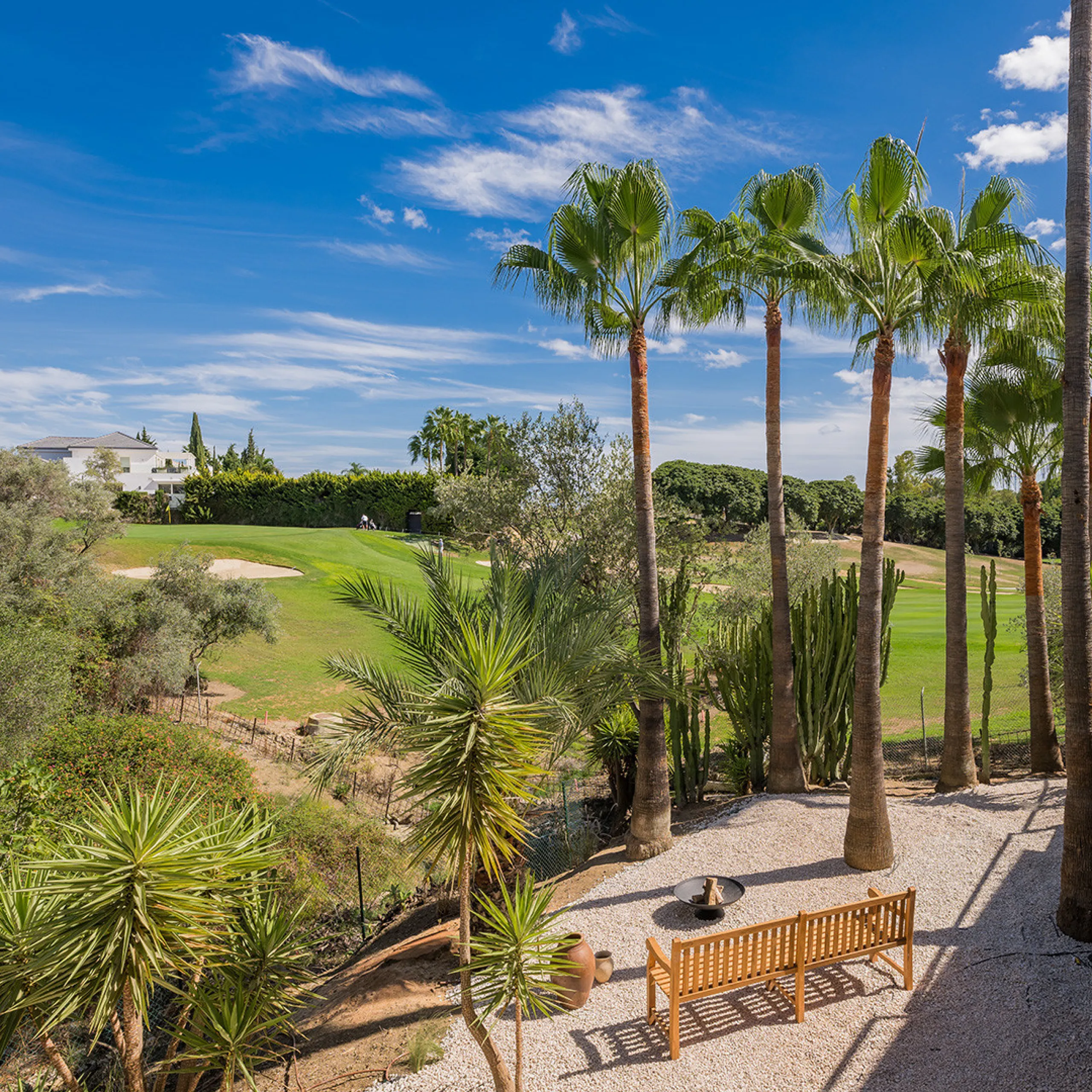 House - Detached Villa в продаже в Marbella, Málaga. В доме 4 спален и 6 ванных комнат. Площадь дома 408 м². Площадь участка 960 м²