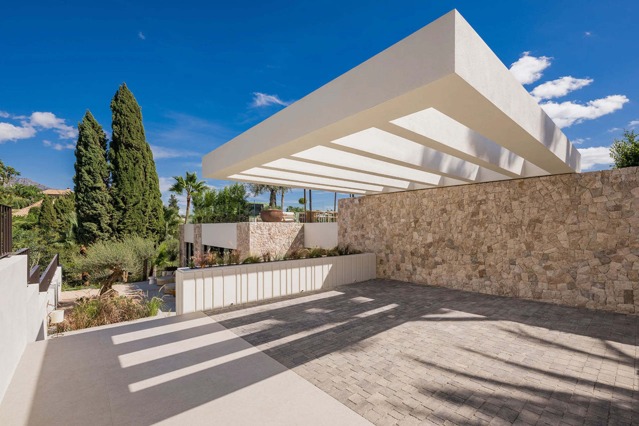 House - Detached Villa в продаже в Marbella, Málaga. В доме 4 спален и 6 ванных комнат. Площадь дома 408 м². Площадь участка 960 м²