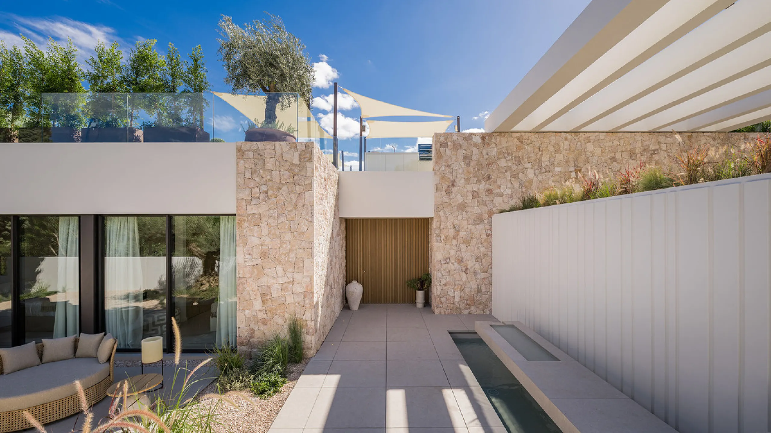 House - Detached Villa в продаже в Marbella, Málaga. В доме 4 спален и 6 ванных комнат. Площадь дома 408 м². Площадь участка 960 м²