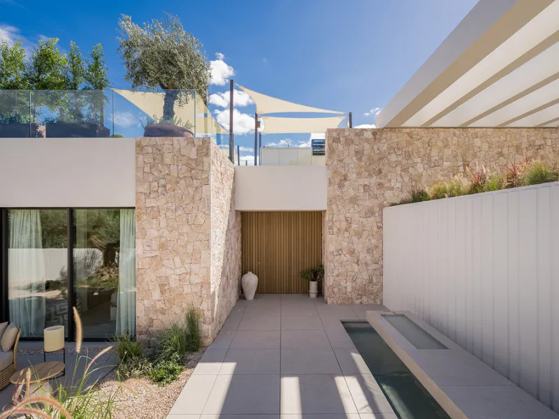 House - Detached Villa в продаже в Marbella, Málaga. В доме 4 спален и 6 ванных комнат. Площадь дома 408 м². Площадь участка 960 м²