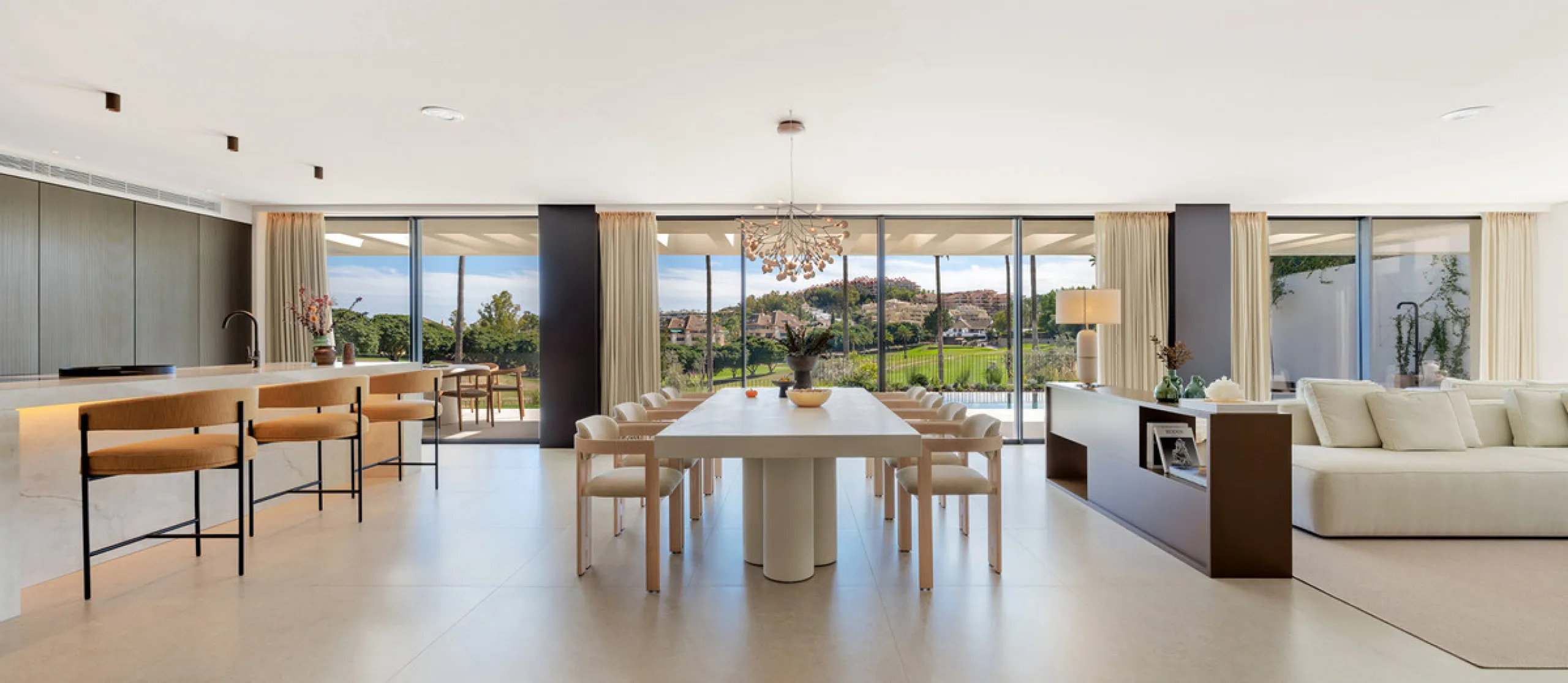 House - Detached Villa в продаже в Marbella, Málaga. В доме 4 спален и 6 ванных комнат. Площадь дома 408 м². Площадь участка 960 м²
