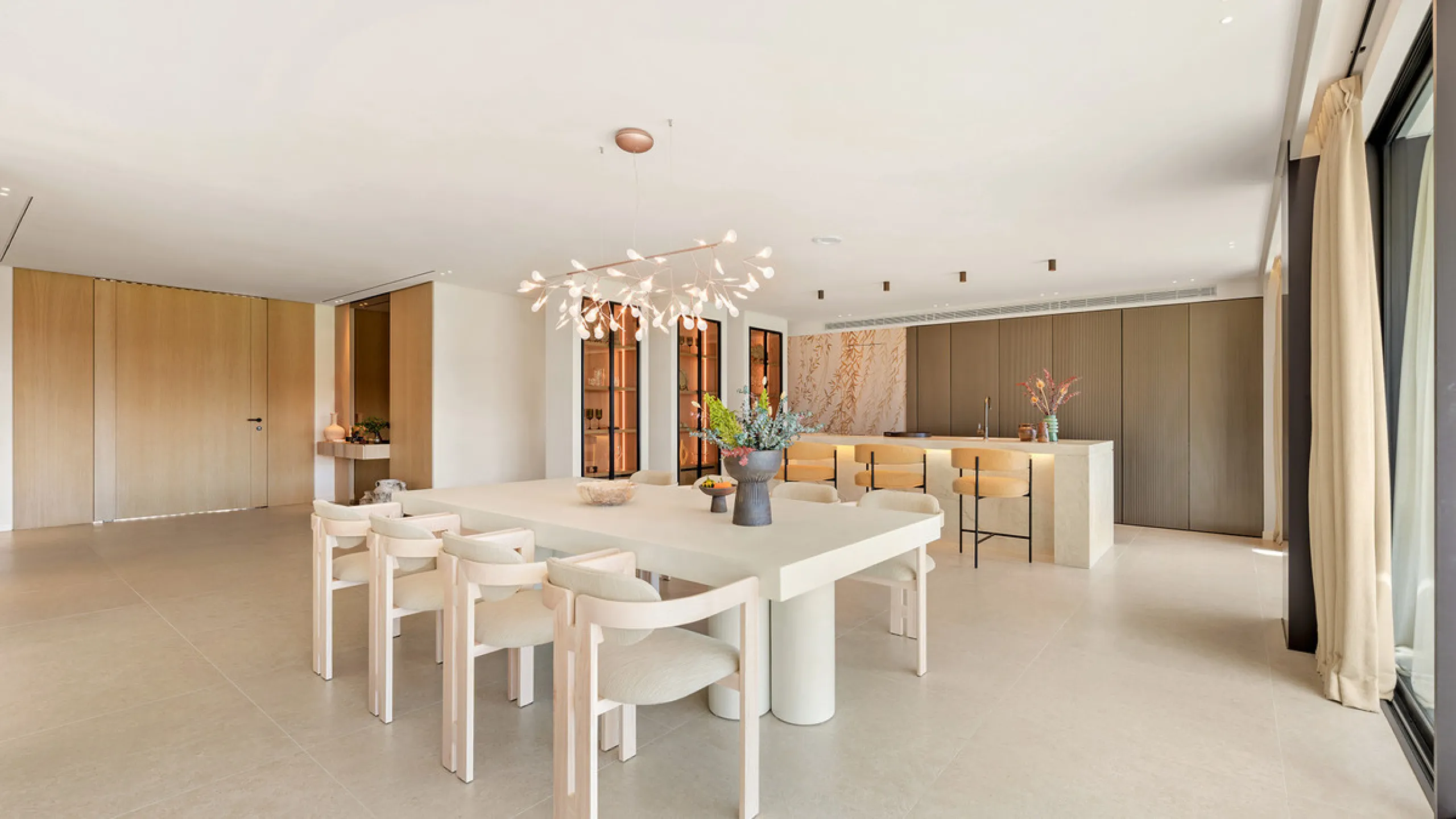 House - Detached Villa в продаже в Marbella, Málaga. В доме 4 спален и 6 ванных комнат. Площадь дома 408 м². Площадь участка 960 м²