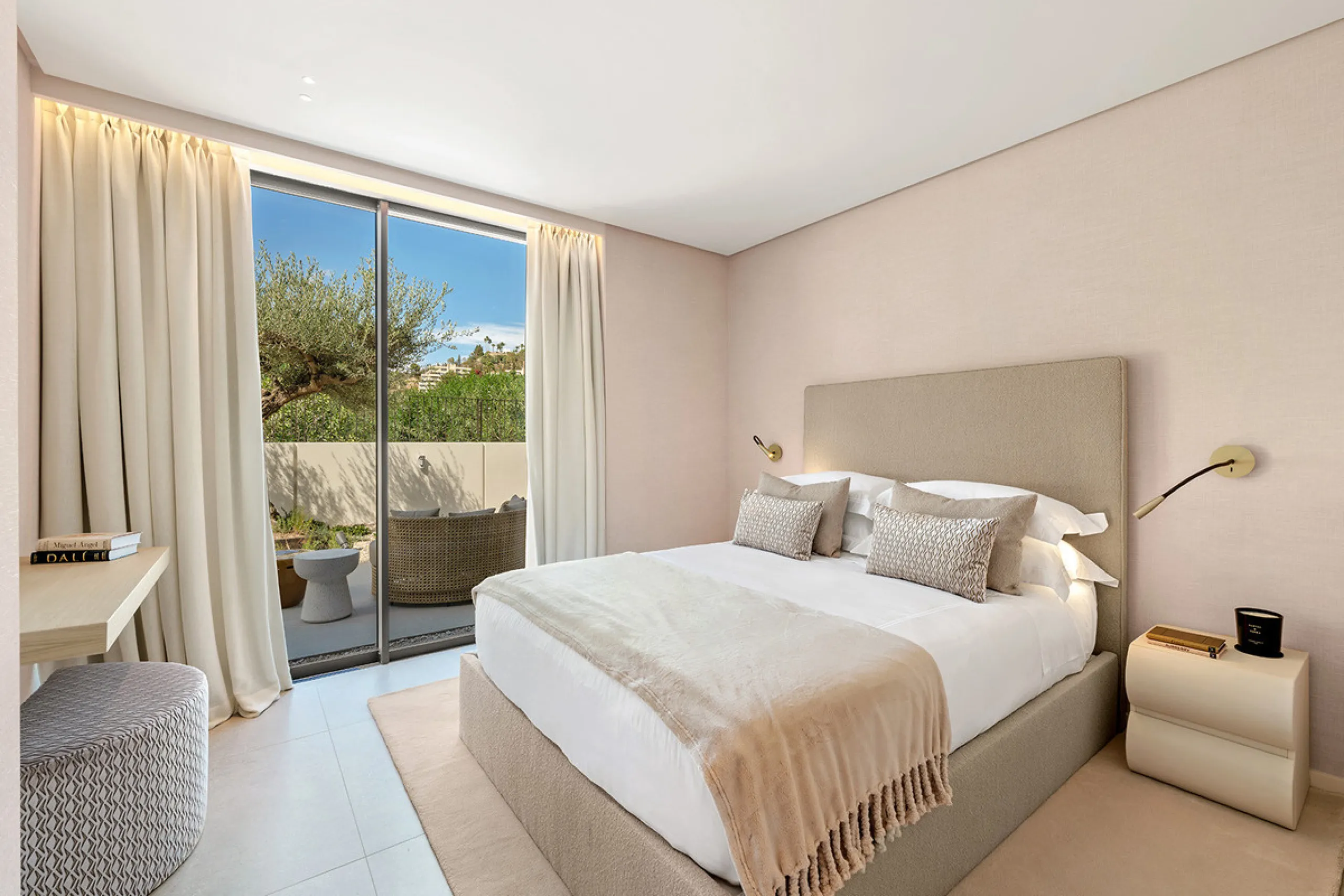 House - Detached Villa в продаже в Marbella, Málaga. В доме 4 спален и 6 ванных комнат. Площадь дома 408 м². Площадь участка 960 м²