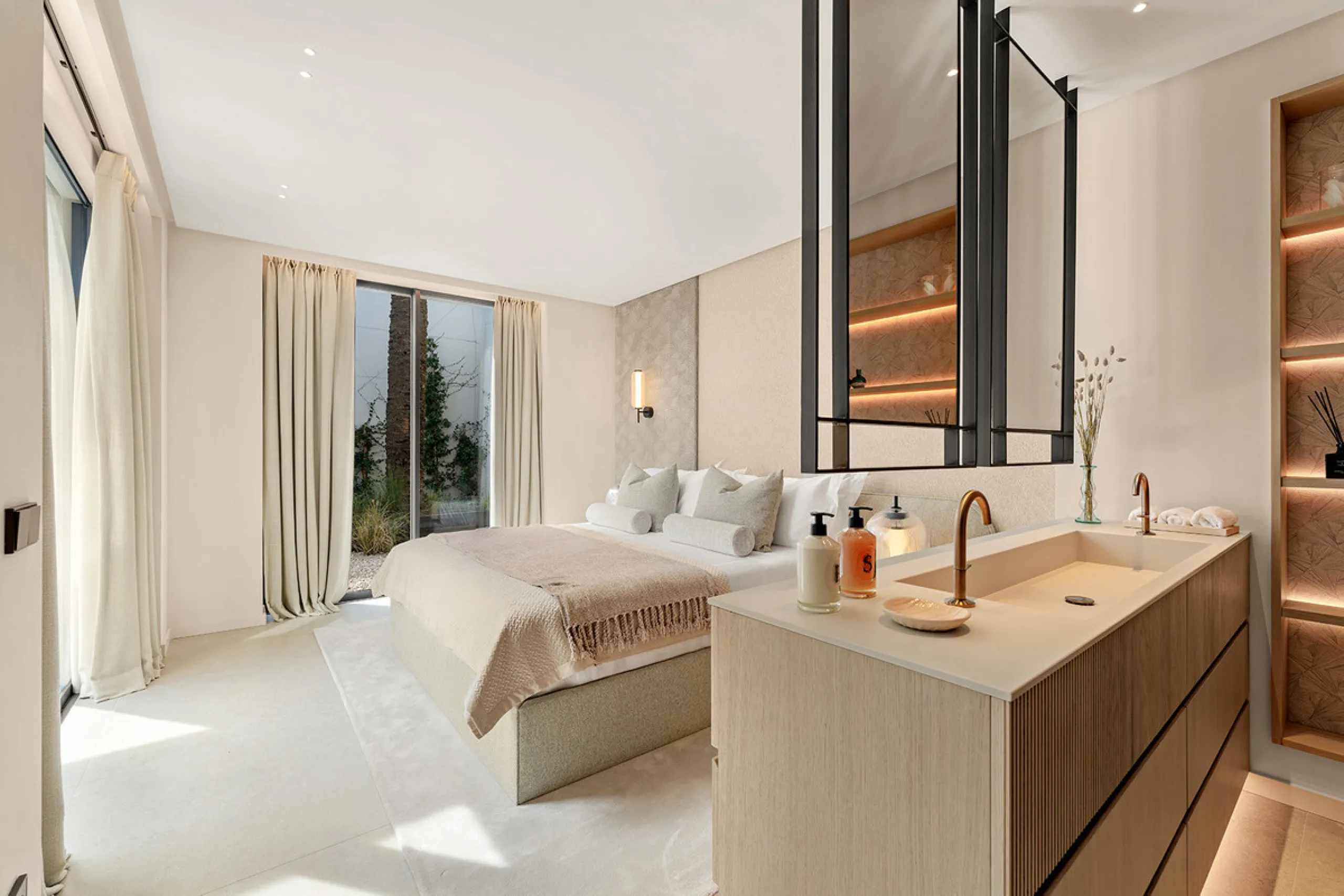 House - Detached Villa в продаже в Marbella, Málaga. В доме 4 спален и 6 ванных комнат. Площадь дома 408 м². Площадь участка 960 м²
