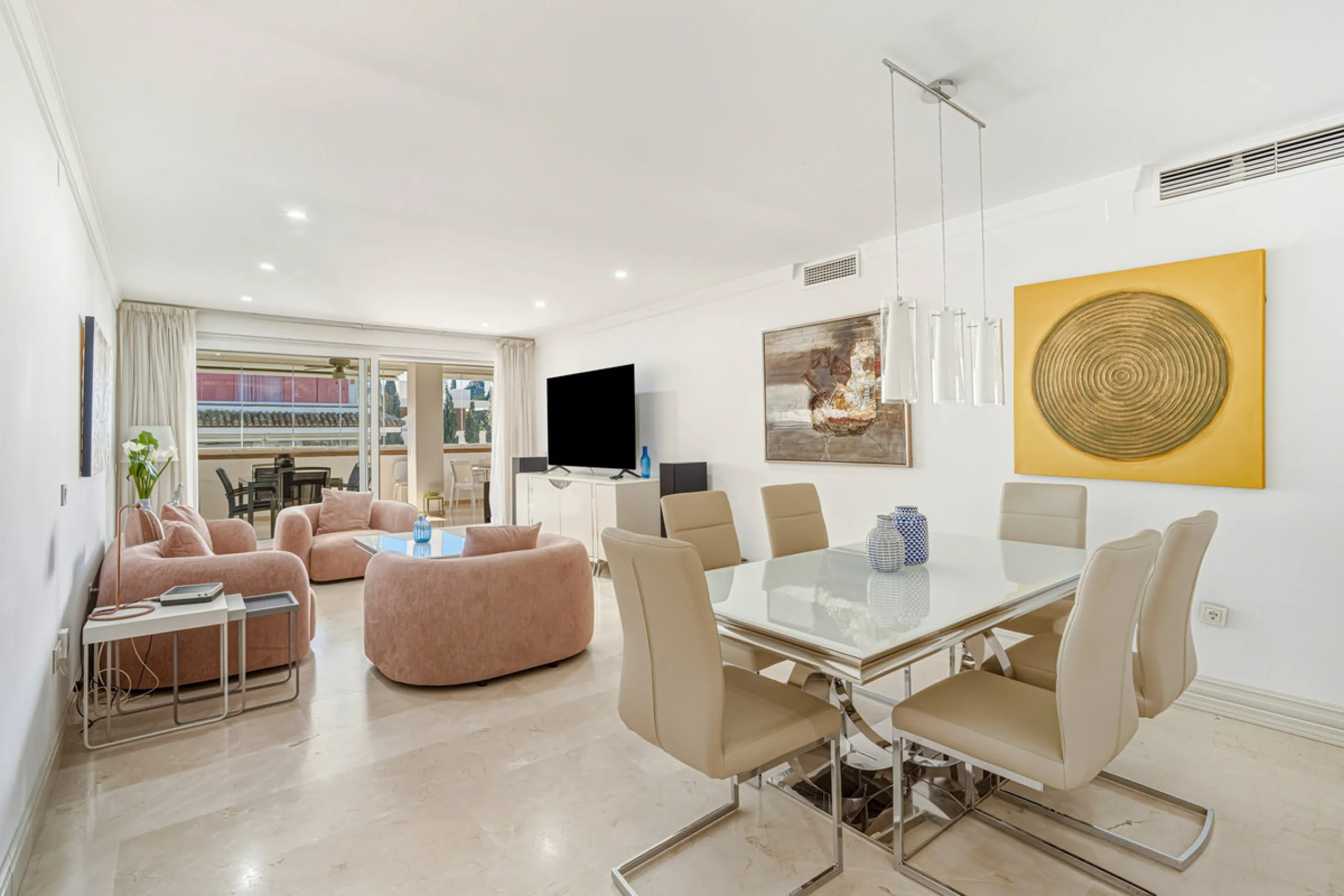 Excellent, fully renovated, three bedroom first floor apartment on Marbella's Golden Mile, in the sought after frontline beach community Las Cañas Beach, with 24hr security service, several communal swimming pools and tropical gardens. As well as being on