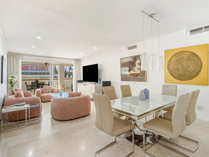 Excellent, fully renovated, three bedroom first floor apartment on Marbella's Golden Mile, in the sought after frontline beach community Las Cañas Beach, with 24hr security service, several communal swimming pools and tropical gardens. As well as being on
