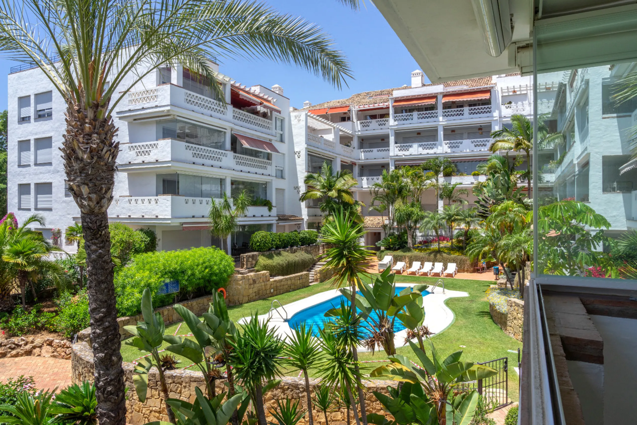 Excellent, fully renovated, three bedroom first floor apartment on Marbella's Golden Mile, in the sought after frontline beach community Las Cañas Beach, with 24hr security service, several communal swimming pools and tropical gardens. As well as being on