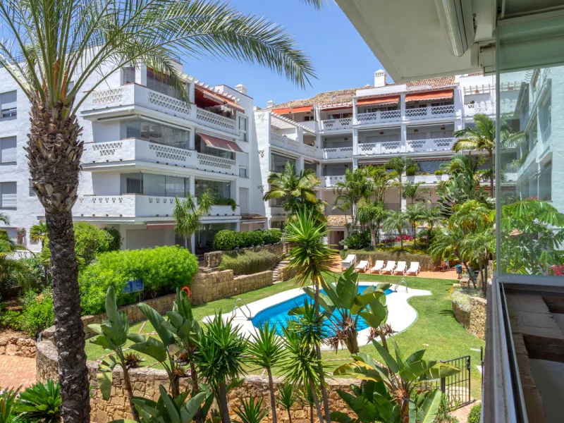 Excellent, fully renovated, three bedroom first floor apartment on Marbella's Golden Mile, in the sought after frontline beach community Las Cañas Beach, with 24hr security service, several communal swimming pools and tropical gardens. As well as being on