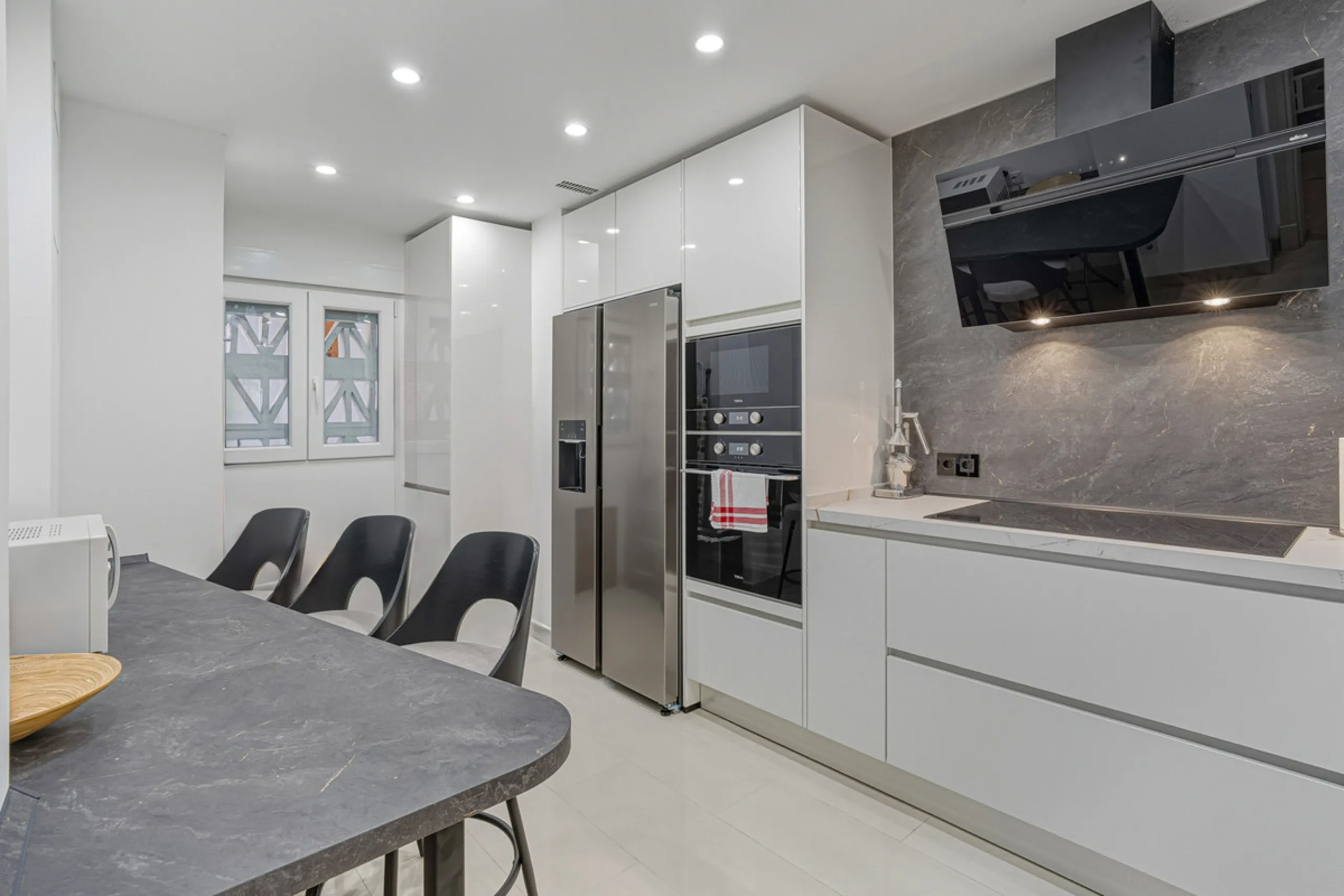 Excellent, fully renovated, three bedroom first floor apartment on Marbella's Golden Mile, in the sought after frontline beach community Las Cañas Beach, with 24hr security service, several communal swimming pools and tropical gardens. As well as being on