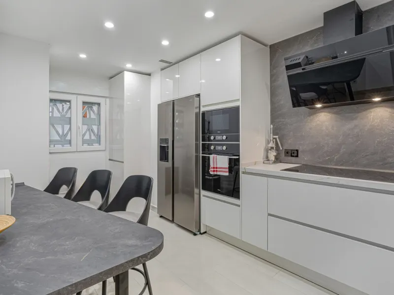 Excellent, fully renovated, three bedroom first floor apartment on Marbella's Golden Mile, in the sought after frontline beach community Las Cañas Beach, with 24hr security service, several communal swimming pools and tropical gardens. As well as being on