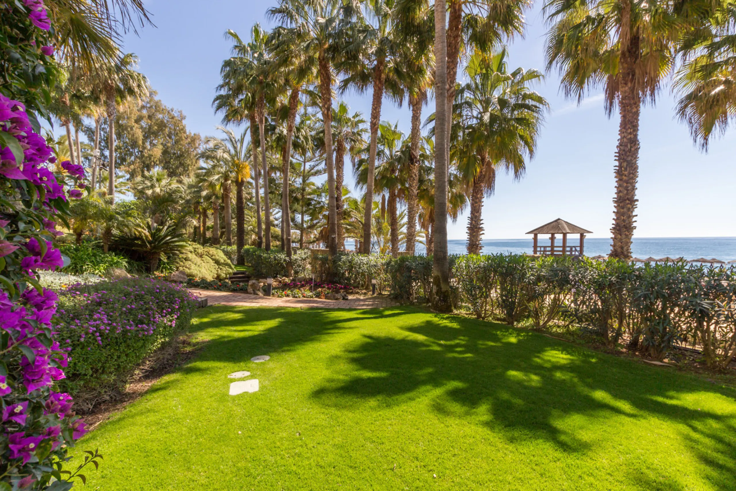 Excellent, fully renovated, three bedroom first floor apartment on Marbella's Golden Mile, in the sought after frontline beach community Las Cañas Beach, with 24hr security service, several communal swimming pools and tropical gardens. As well as being on