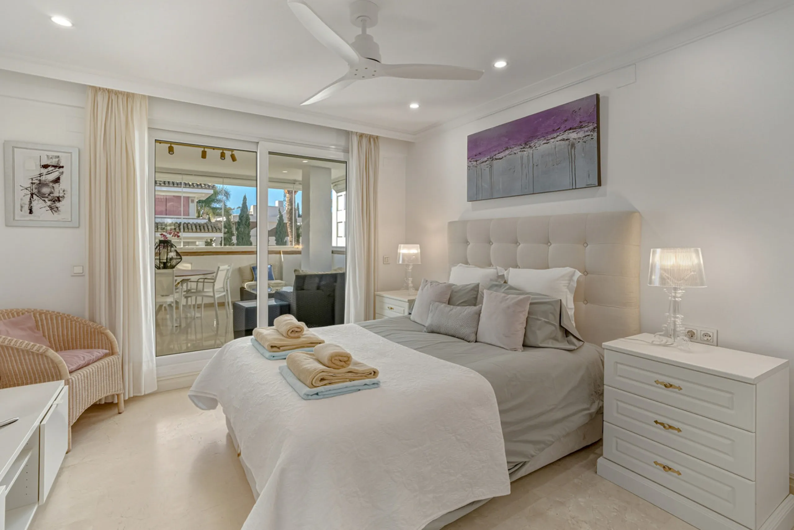 Excellent, fully renovated, three bedroom first floor apartment on Marbella's Golden Mile, in the sought after frontline beach community Las Cañas Beach, with 24hr security service, several communal swimming pools and tropical gardens. As well as being on