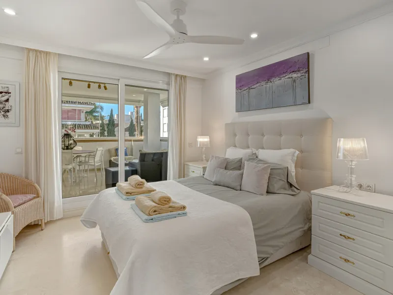 Excellent, fully renovated, three bedroom first floor apartment on Marbella's Golden Mile, in the sought after frontline beach community Las Cañas Beach, with 24hr security service, several communal swimming pools and tropical gardens. As well as being on