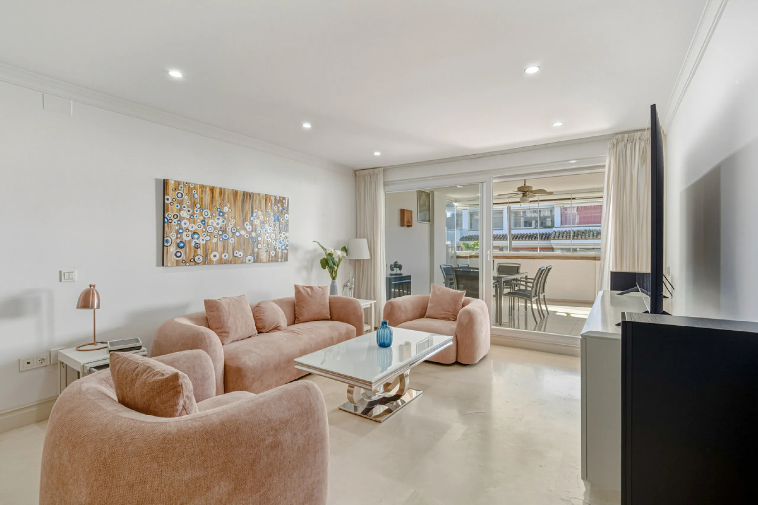 Excellent, fully renovated, three bedroom first floor apartment on Marbella's Golden Mile, in the sought after frontline beach community Las Cañas Beach, with 24hr security service, several communal swimming pools and tropical gardens. As well as being on