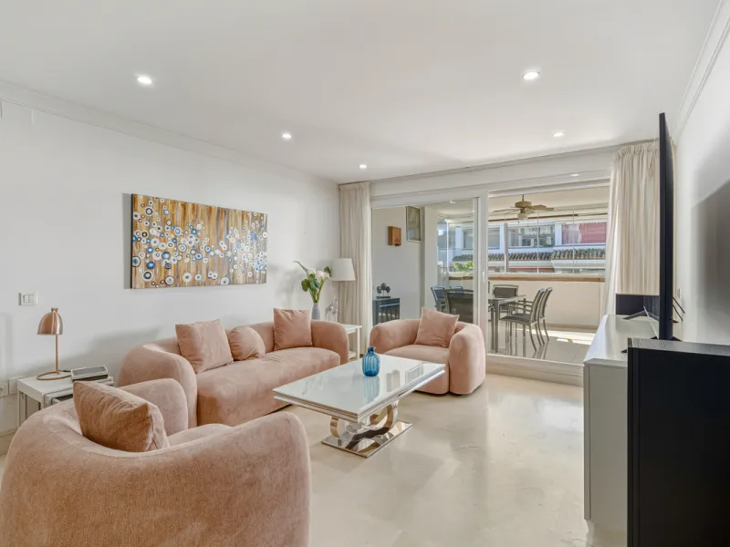 Excellent, fully renovated, three bedroom first floor apartment on Marbella's Golden Mile, in the sought after frontline beach community Las Cañas Beach, with 24hr security service, several communal swimming pools and tropical gardens. As well as being on
