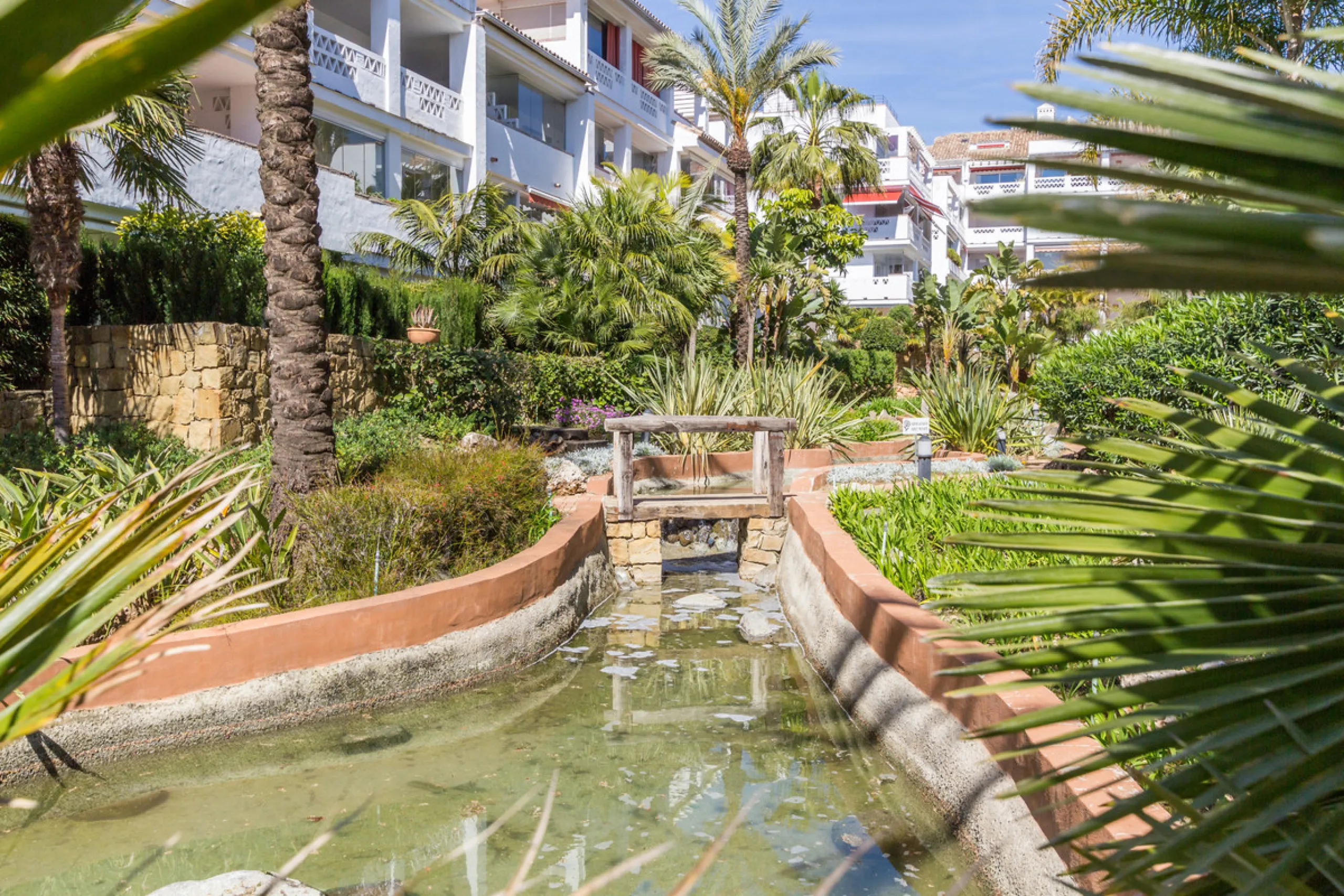 Excellent, fully renovated, three bedroom first floor apartment on Marbella's Golden Mile, in the sought after frontline beach community Las Cañas Beach, with 24hr security service, several communal swimming pools and tropical gardens. As well as being on