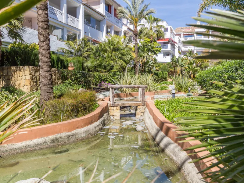 Excellent, fully renovated, three bedroom first floor apartment on Marbella's Golden Mile, in the sought after frontline beach community Las Cañas Beach, with 24hr security service, several communal swimming pools and tropical gardens. As well as being on