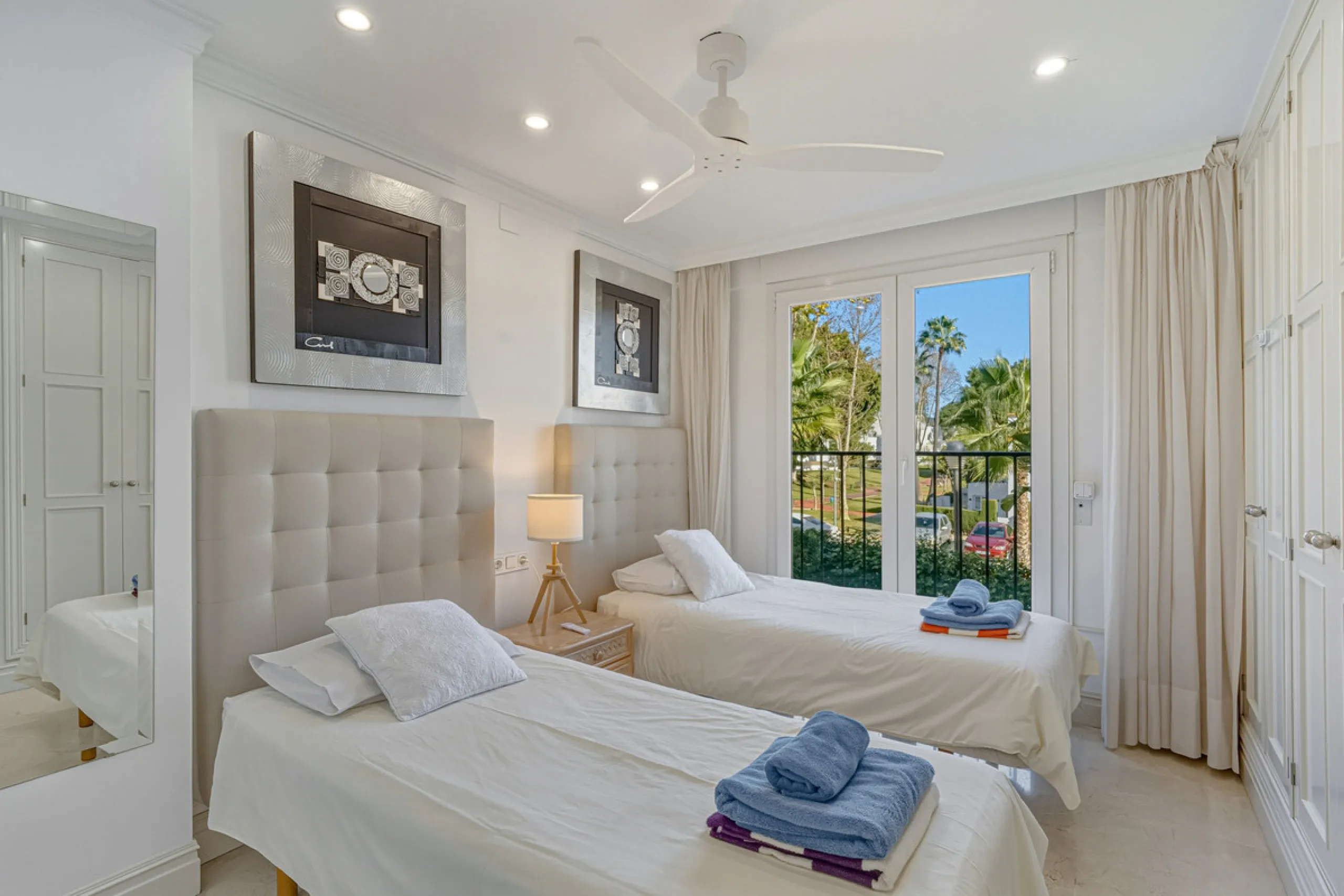 Excellent, fully renovated, three bedroom first floor apartment on Marbella's Golden Mile, in the sought after frontline beach community Las Cañas Beach, with 24hr security service, several communal swimming pools and tropical gardens. As well as being on