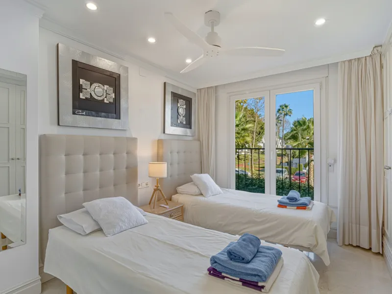 Excellent, fully renovated, three bedroom first floor apartment on Marbella's Golden Mile, in the sought after frontline beach community Las Cañas Beach, with 24hr security service, several communal swimming pools and tropical gardens. As well as being on