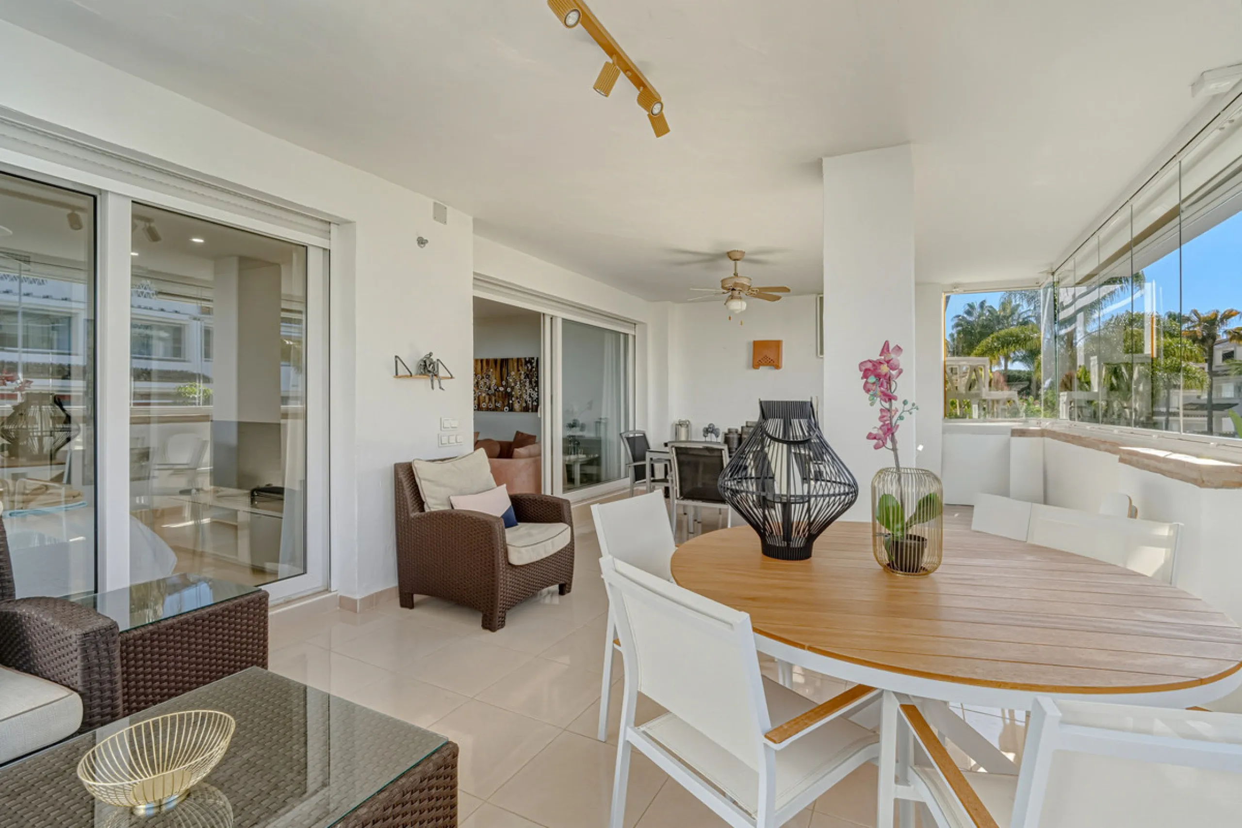 Excellent, fully renovated, three bedroom first floor apartment on Marbella's Golden Mile, in the sought after frontline beach community Las Cañas Beach, with 24hr security service, several communal swimming pools and tropical gardens. As well as being on