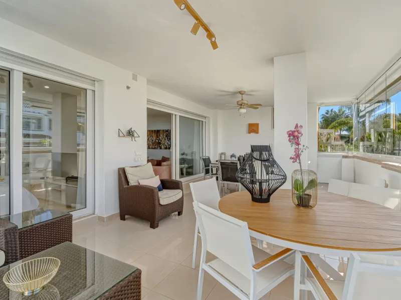 Excellent, fully renovated, three bedroom first floor apartment on Marbella's Golden Mile, in the sought after frontline beach community Las Cañas Beach, with 24hr security service, several communal swimming pools and tropical gardens. As well as being on