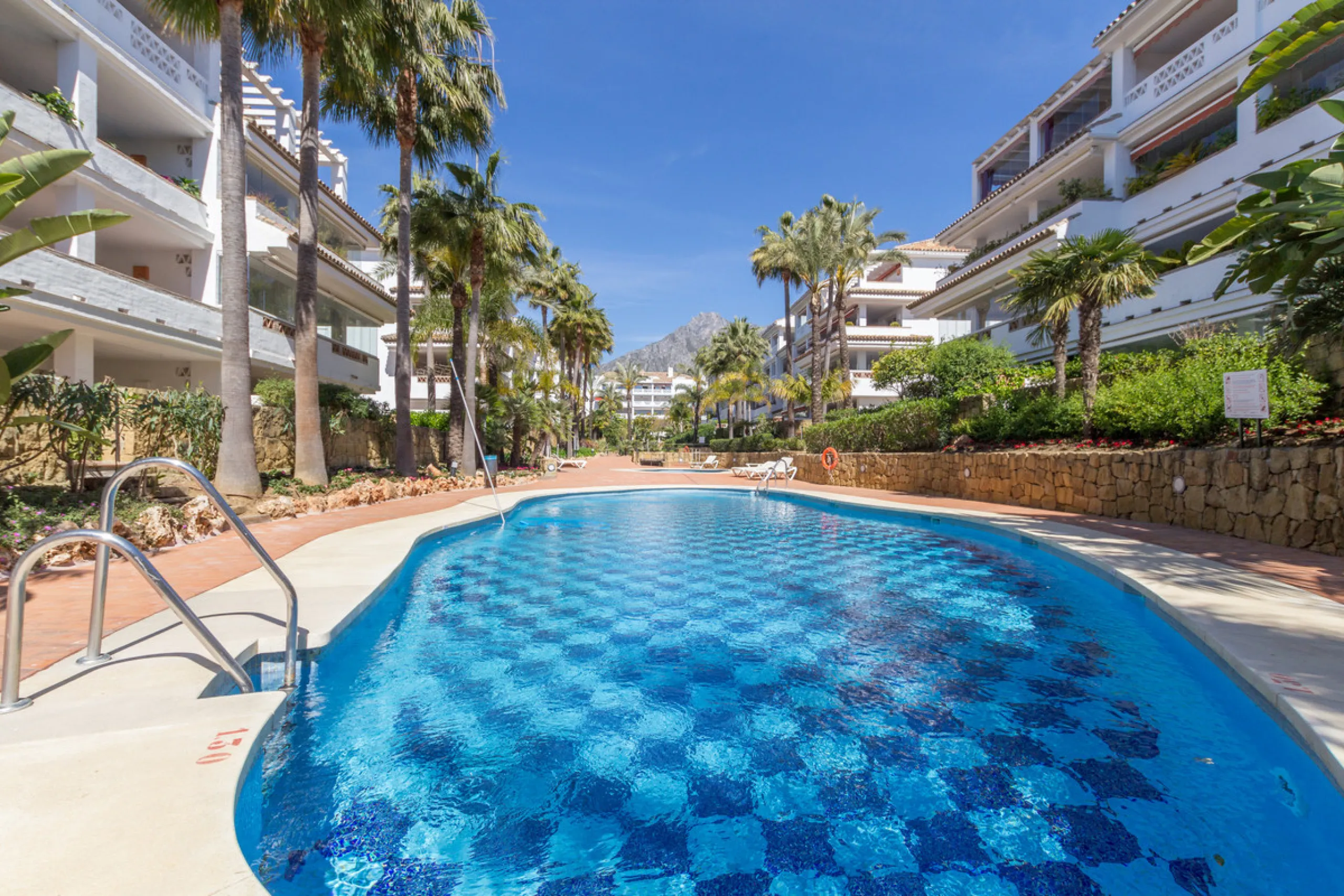 Excellent, fully renovated, three bedroom first floor apartment on Marbella's Golden Mile, in the sought after frontline beach community Las Cañas Beach, with 24hr security service, several communal swimming pools and tropical gardens. As well as being on