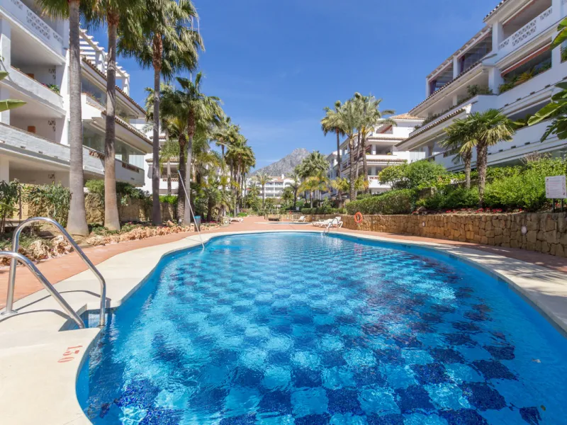 Excellent, fully renovated, three bedroom first floor apartment on Marbella's Golden Mile, in the sought after frontline beach community Las Cañas Beach, with 24hr security service, several communal swimming pools and tropical gardens. As well as being on