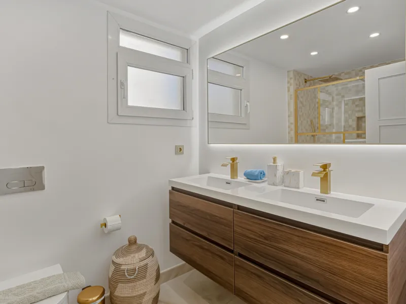 Excellent, fully renovated, three bedroom first floor apartment on Marbella's Golden Mile, in the sought after frontline beach community Las Cañas Beach, with 24hr security service, several communal swimming pools and tropical gardens. As well as being on