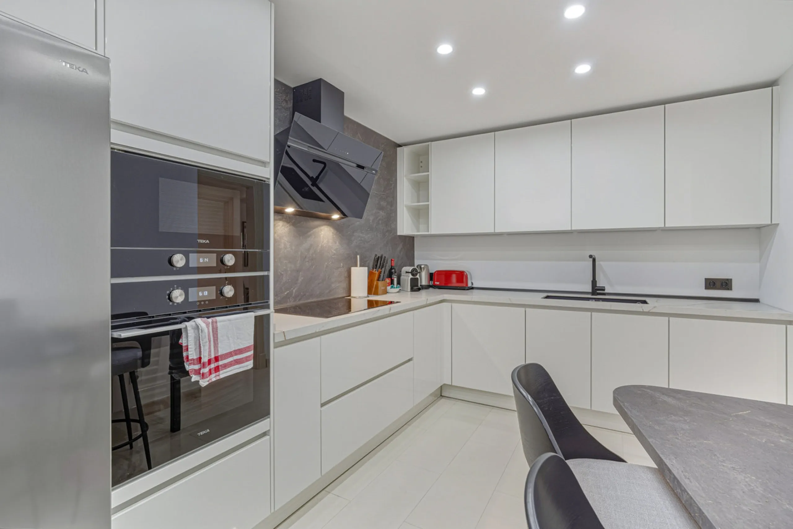 Excellent, fully renovated, three bedroom first floor apartment on Marbella's Golden Mile, in the sought after frontline beach community Las Cañas Beach, with 24hr security service, several communal swimming pools and tropical gardens. As well as being on