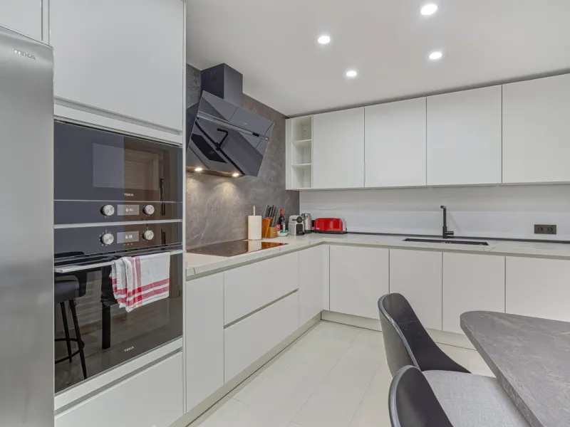 Excellent, fully renovated, three bedroom first floor apartment on Marbella's Golden Mile, in the sought after frontline beach community Las Cañas Beach, with 24hr security service, several communal swimming pools and tropical gardens. As well as being on