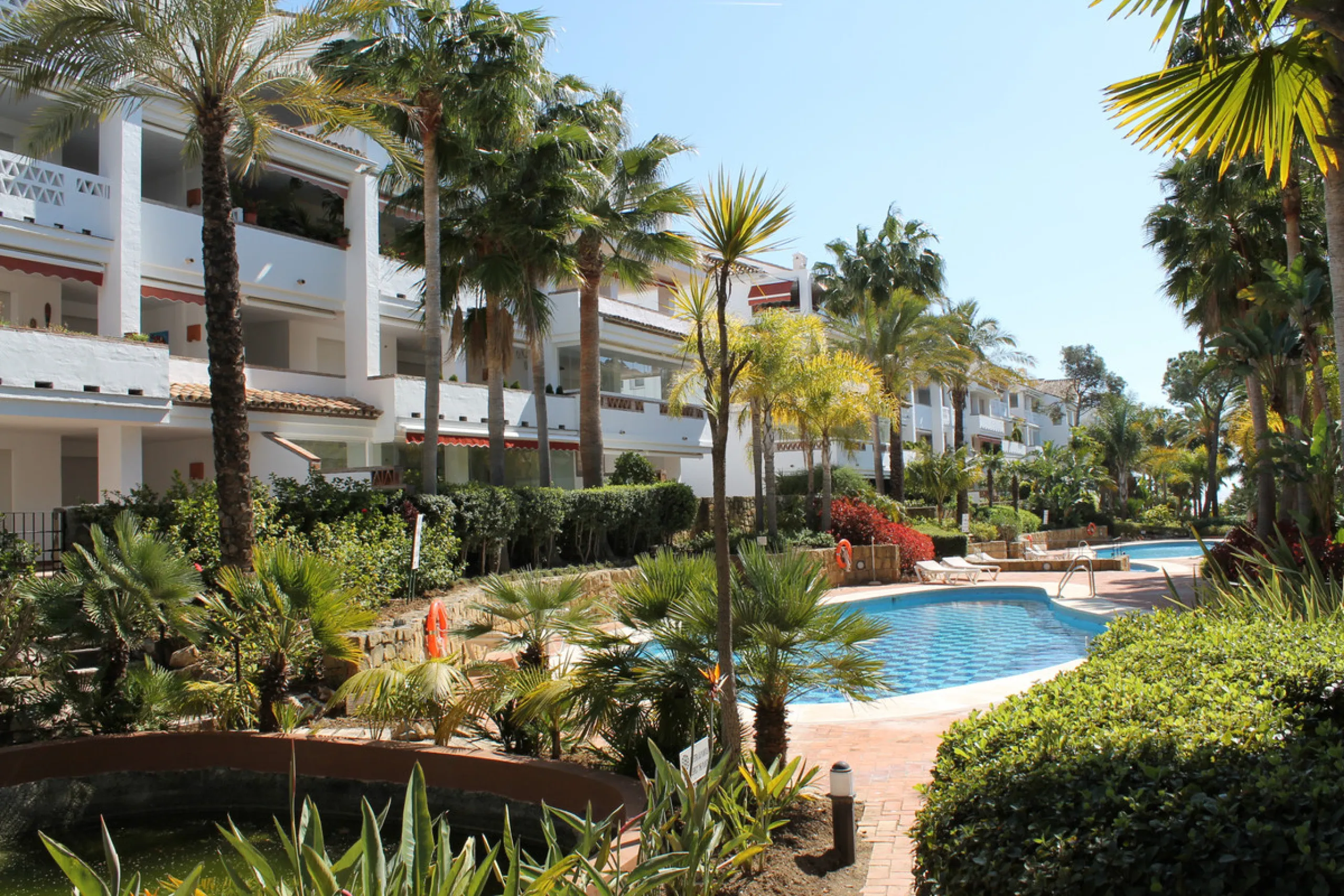 Excellent, fully renovated, three bedroom first floor apartment on Marbella's Golden Mile, in the sought after frontline beach community Las Cañas Beach, with 24hr security service, several communal swimming pools and tropical gardens. As well as being on