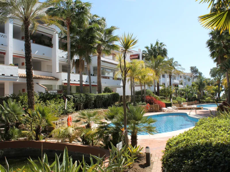 Excellent, fully renovated, three bedroom first floor apartment on Marbella's Golden Mile, in the sought after frontline beach community Las Cañas Beach, with 24hr security service, several communal swimming pools and tropical gardens. As well as being on