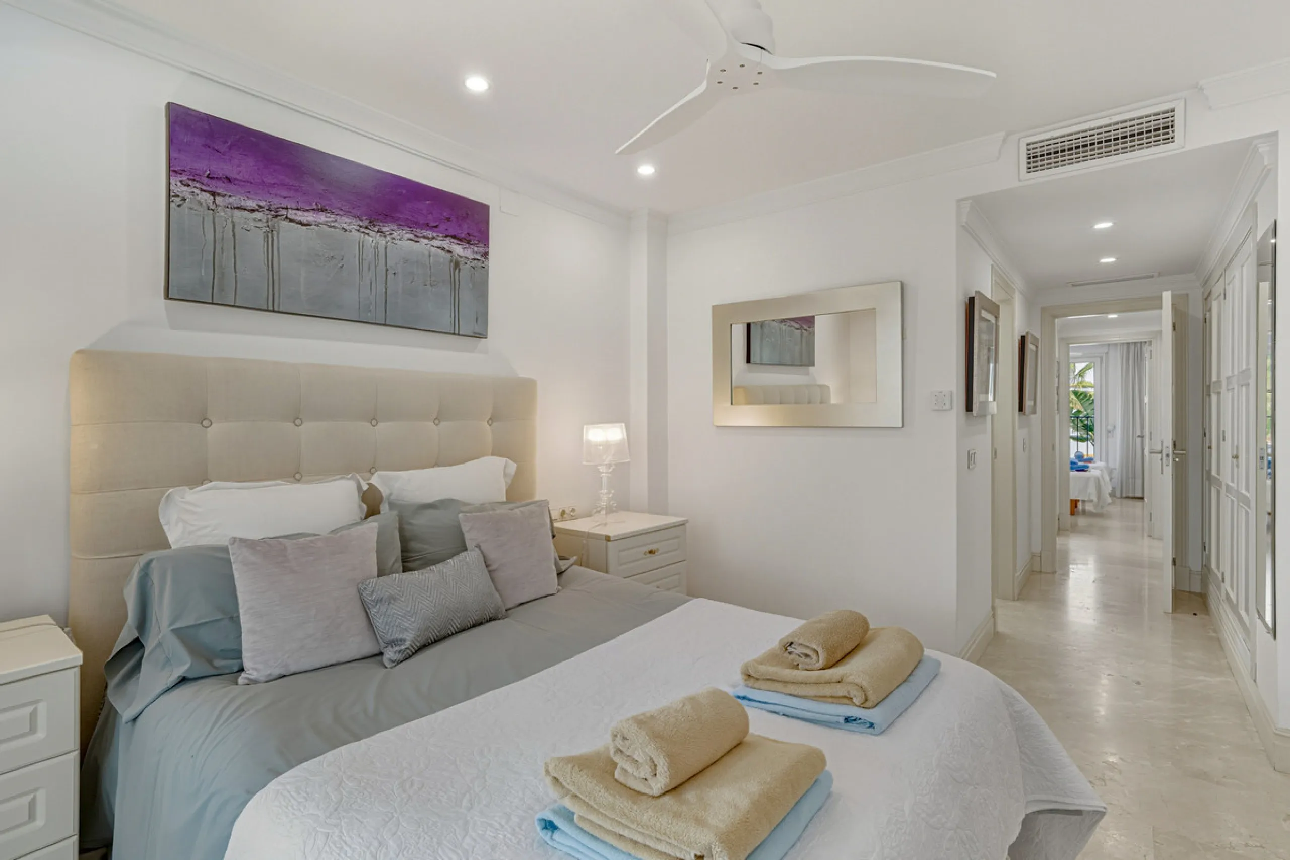 Excellent, fully renovated, three bedroom first floor apartment on Marbella's Golden Mile, in the sought after frontline beach community Las Cañas Beach, with 24hr security service, several communal swimming pools and tropical gardens. As well as being on