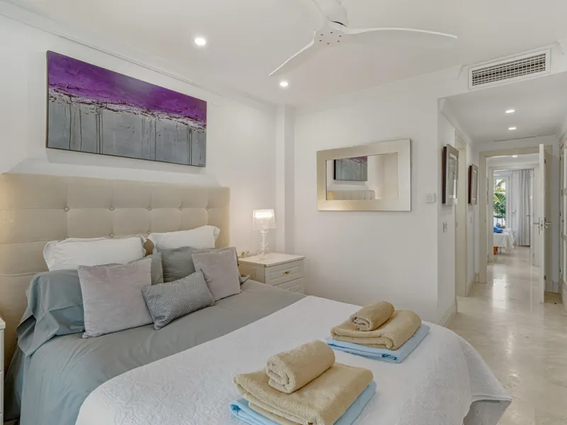 Excellent, fully renovated, three bedroom first floor apartment on Marbella's Golden Mile, in the sought after frontline beach community Las Cañas Beach, with 24hr security service, several communal swimming pools and tropical gardens. As well as being on