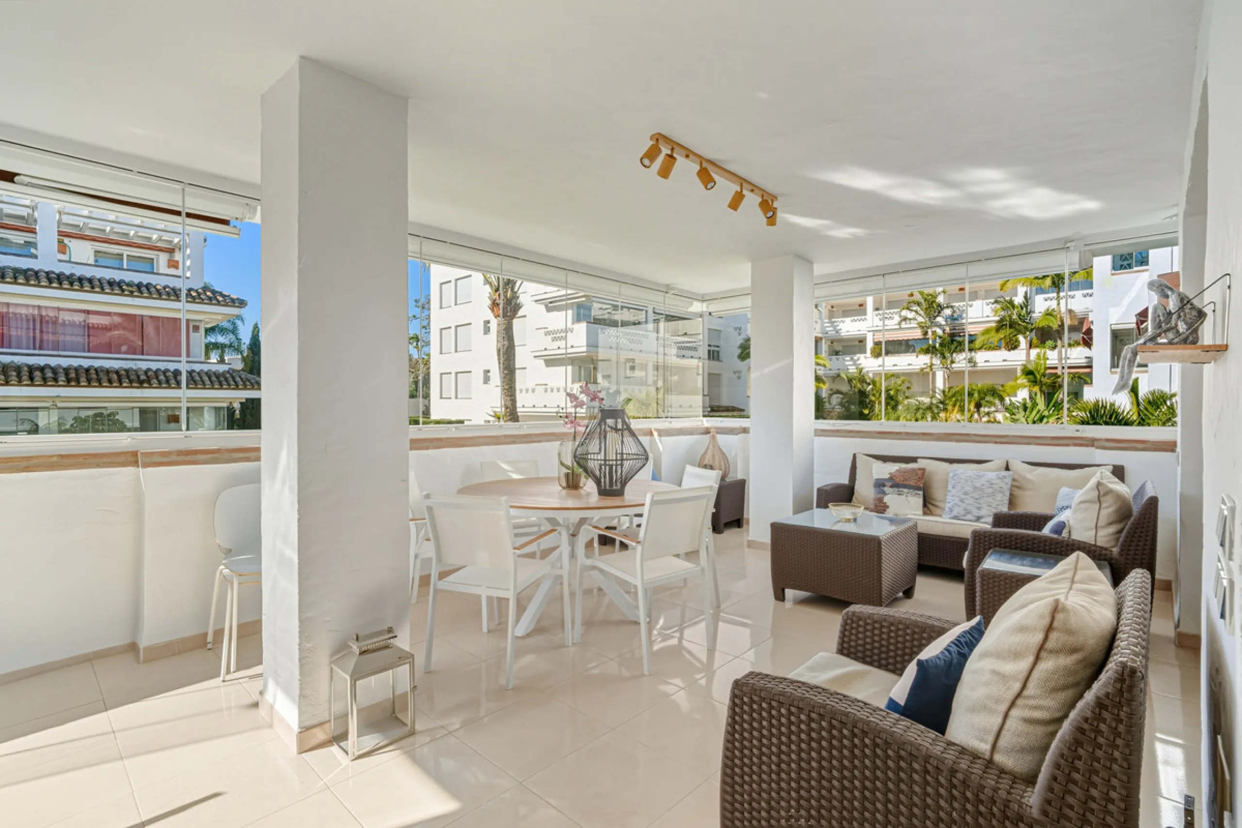 Excellent, fully renovated, three bedroom first floor apartment on Marbella's Golden Mile, in the sought after frontline beach community Las Cañas Beach, with 24hr security service, several communal swimming pools and tropical gardens. As well as being on