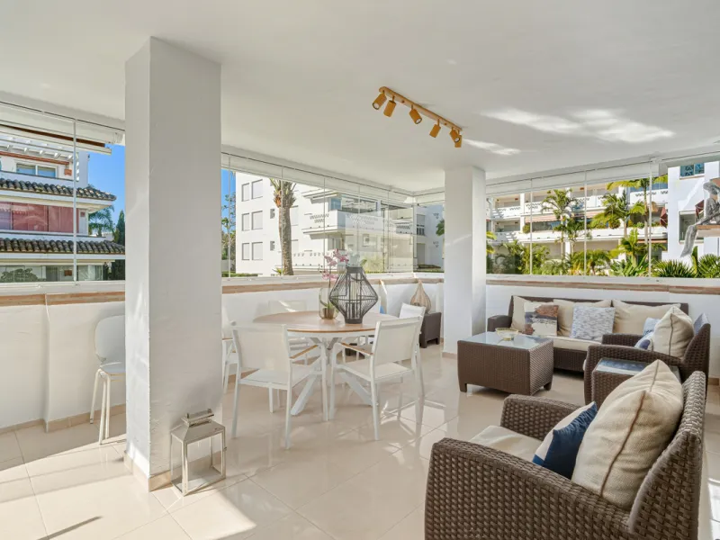 Excellent, fully renovated, three bedroom first floor apartment on Marbella's Golden Mile, in the sought after frontline beach community Las Cañas Beach, with 24hr security service, several communal swimming pools and tropical gardens. As well as being on