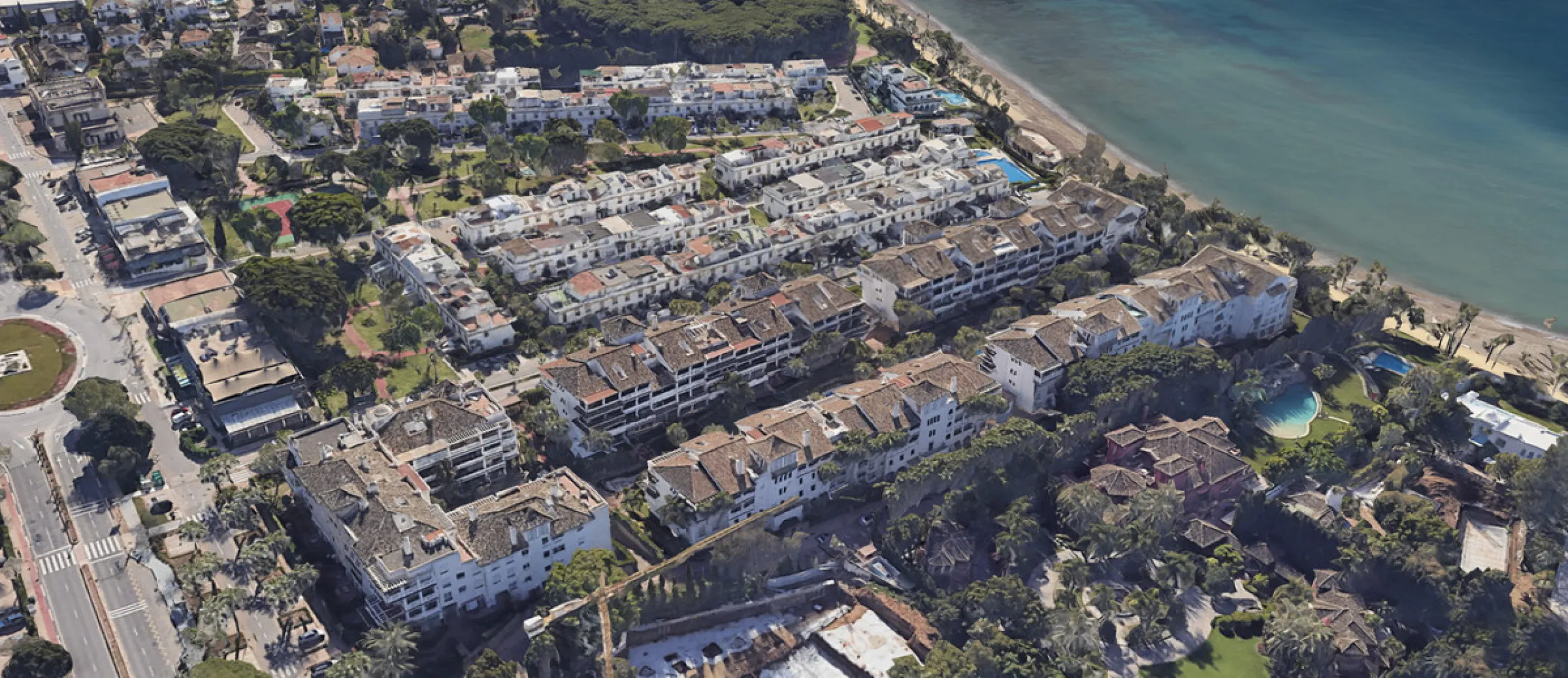 Excellent, fully renovated, three bedroom first floor apartment on Marbella's Golden Mile, in the sought after frontline beach community Las Cañas Beach, with 24hr security service, several communal swimming pools and tropical gardens. As well as being on